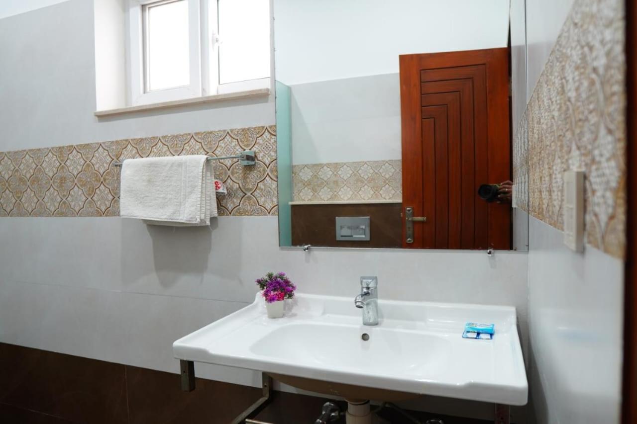 Grand Royal Bed & Breakfast Islamabad Bagian luar foto